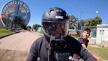 Un influencer cordobés sufrió un intento de robo mientras filmaba un video a bordo de su moto