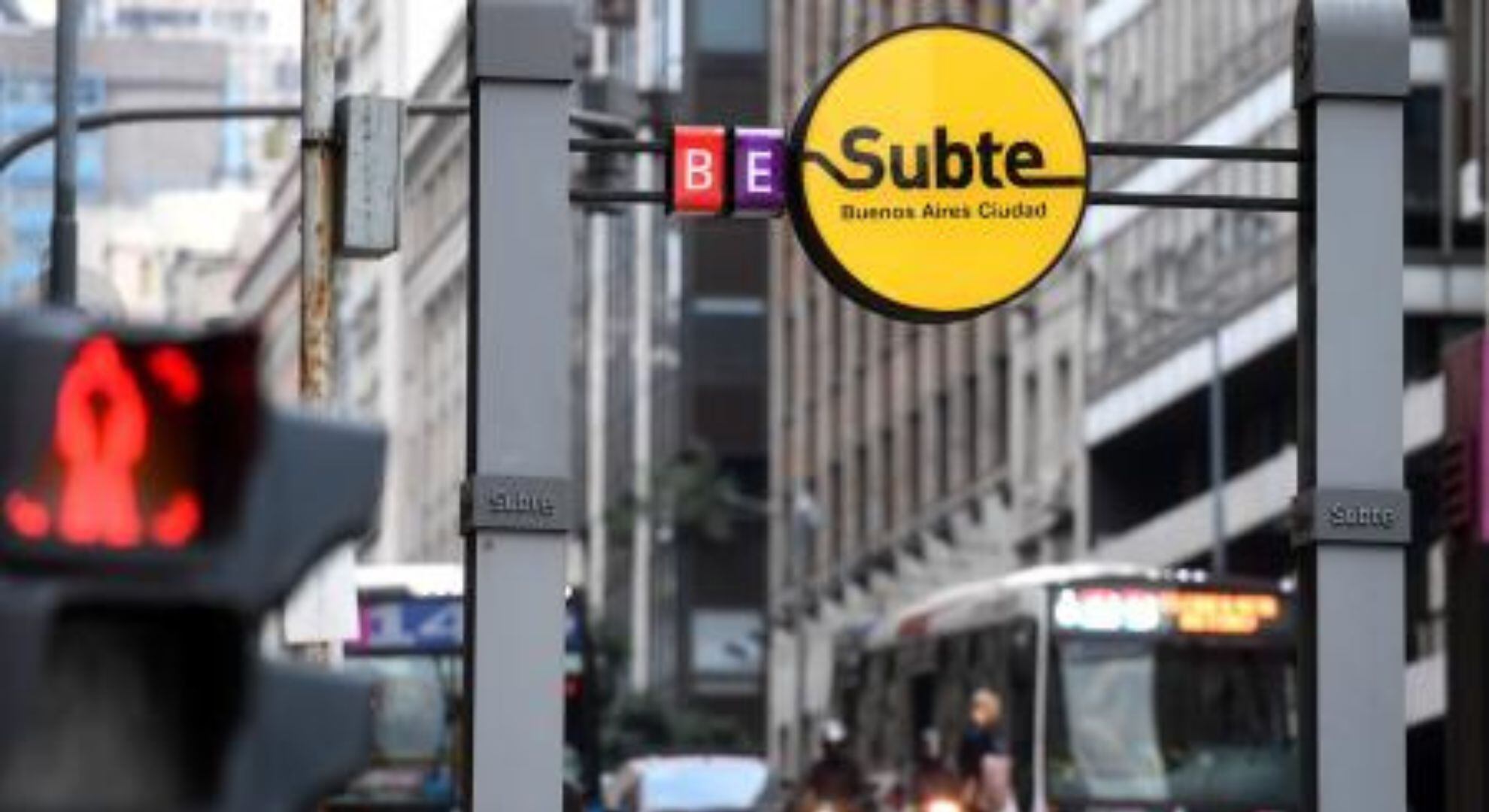 El subte y el Premetro funcionarán según el horario de feriados (Télam)