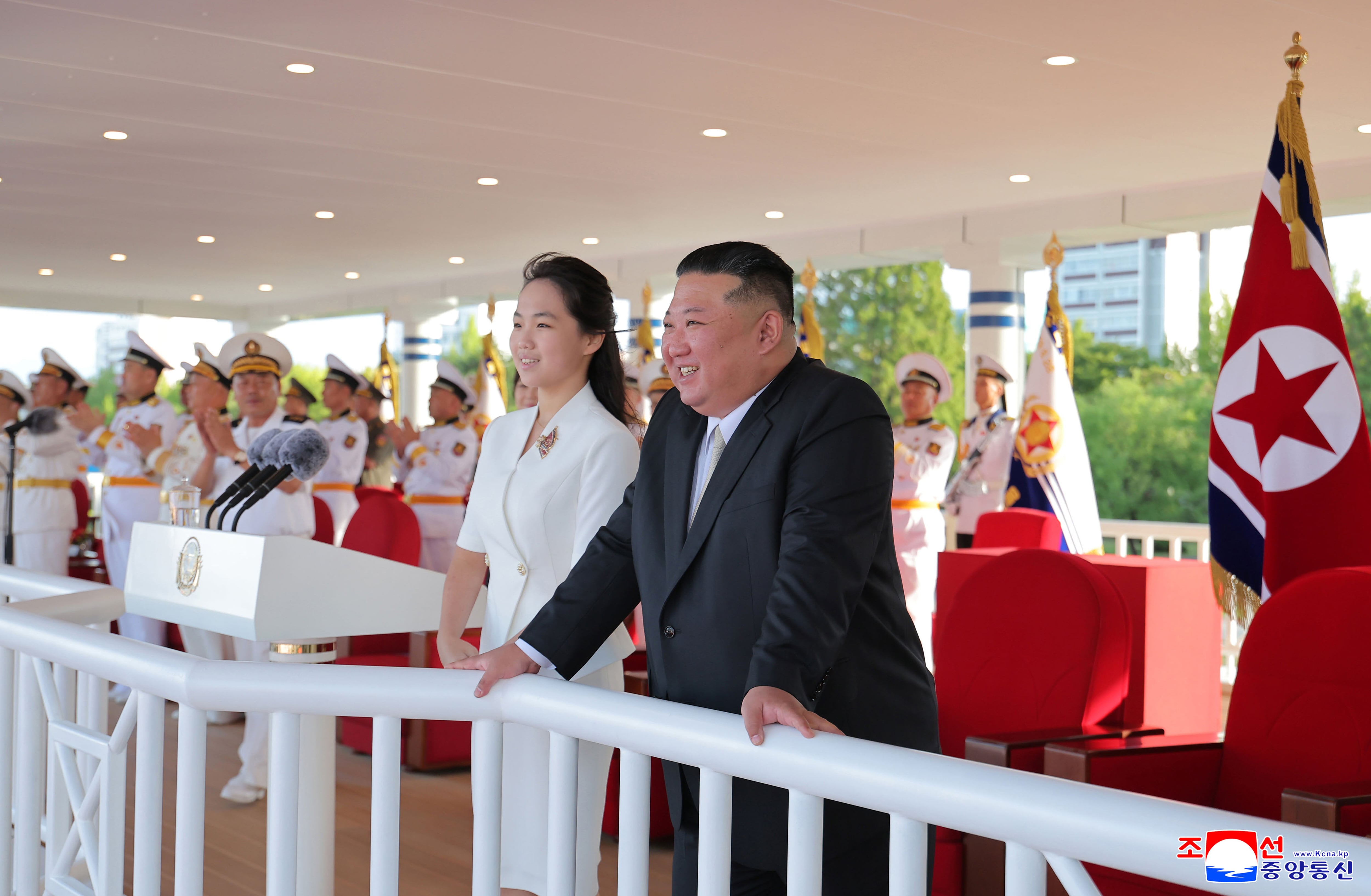 En esta imagen proporcionada por el gobierno norcoreano, su líder Kim Jong Un y su hija asisten a una ceremonia de entada en servicio del destructor Kang Kon en un puerto en Wonsan (AP)
