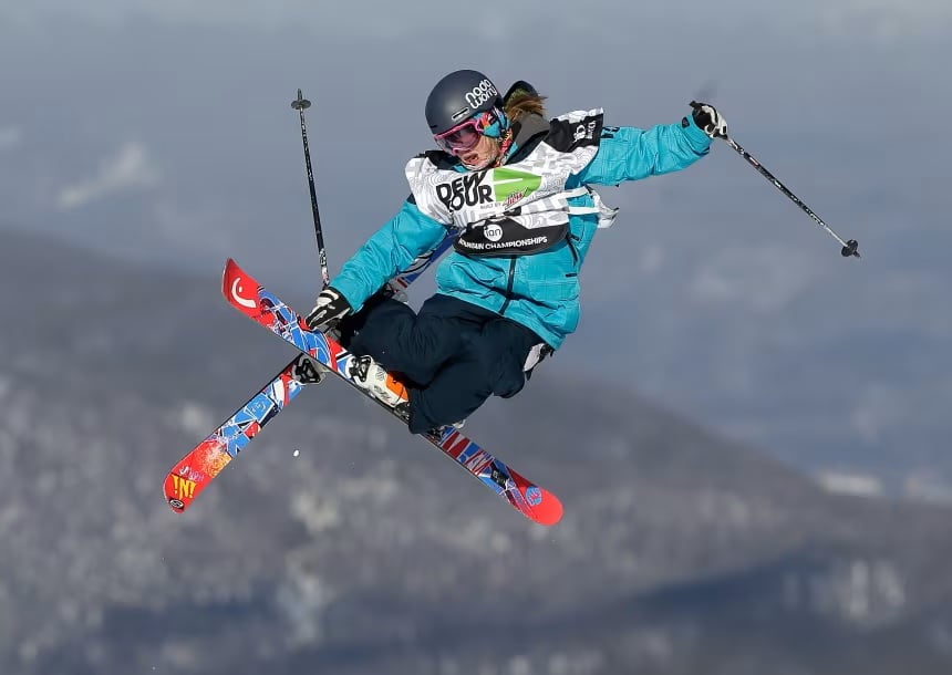 Tras una lesión cerebral traumática que le quitó su nivel competitivo, la esquiadora estadounidense MoCrazy optó por no volver en desventaja y se reinventó como oradora (AP/Julie Jacobson)