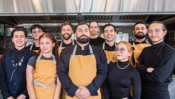 La trayectoria del chef incluye formación en la escuela Ferrandi de París y experiencia en restaurantes con estrellas Michelin en Europa, Asia y Australia- crédito @cascajal.rest/Instagram