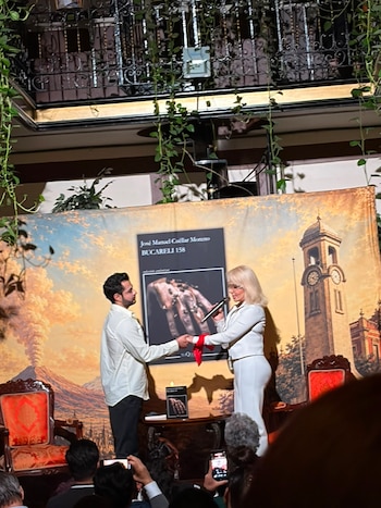 Olivia Collins recitó una oración especial para el autor (Foto: Ignacio Izquierdo)