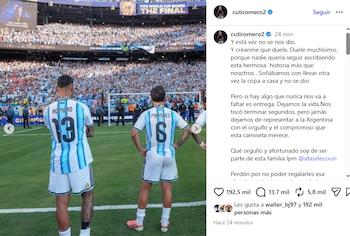 Romero posteó una foto junto a Lisandro Martínez ambos frente a la tribuna, en uno de los momentos más duros para la selección argentina