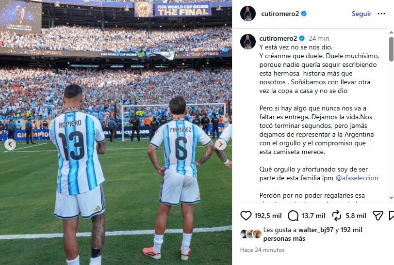 Romero posteó una foto junto a Lisandro Martínez ambos frente a la tribuna, en uno de los momentos más duros para la selección argentina