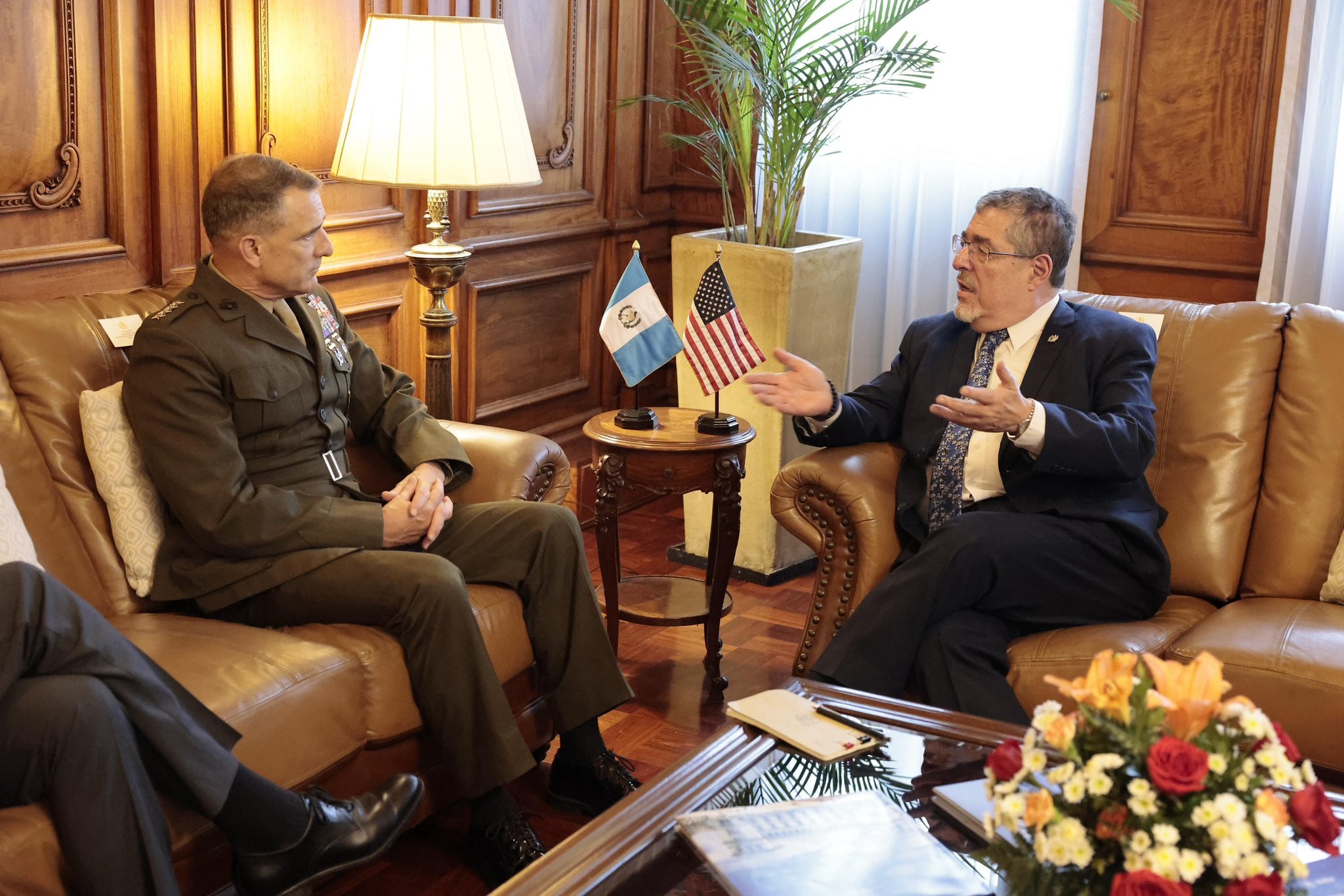 Concluye visita del jefe del Comando Sur en Guatemala tras reunirse con el presidente Bernardo Arévalo
(Secretaría de Comunicación Social de la Presidencia)