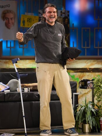 Salva Reina llega lesionado a 'La Revuelta' tras ganar el Goya: “Venía tocadito y me toqué más” - Infobae