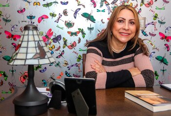 La escritora mexicana Mónica Hernández posa al termino de una entrevista con Efe, el 7 de agosto de 2020 en Ciudad de México (México). EFE/José Pazos