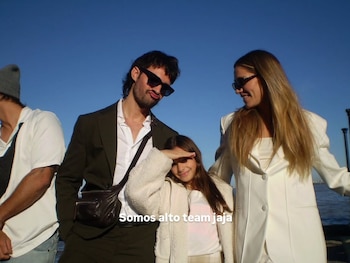 Rocío Igarzábal, Milton Cámara y su hija Lupe posan sonrientes al aire libre bajo un cielo azul. Lupe cubre su frente del sol