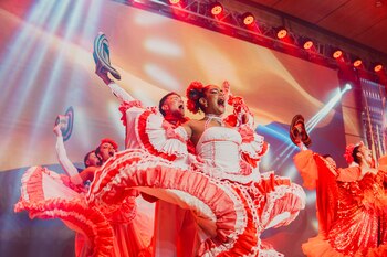 Este montaje es dirigido por el productor audiovisual español Joan Romagosa, quien ha trabajado con artistas de talla mundial como el puertorriqueño Ricky Martín, el español Miguel Bosé, o las divas mexicanas Alejandra Guzmán y Paulina Rubio, entre muchos otros, y la actriz y cantante colombiana Lorena Urrea, quien durante años fue voz en el espectáculo Delirio, de Cali.