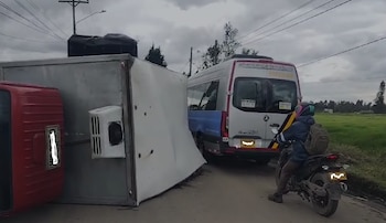 Se reporta un camión volcado