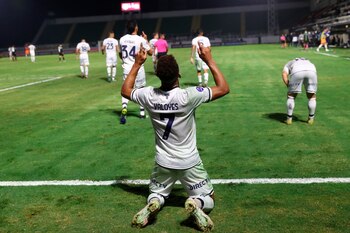 Diego Valoyes (c), del Talleres