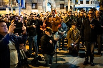 Decenas de personas rezan durante