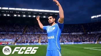 Un futbolista virtual con camiseta azul y pantalones cortos alza los brazos en celebración en un estadio lleno. El logo de EA SPORTS FC26 está abajo izquierda.