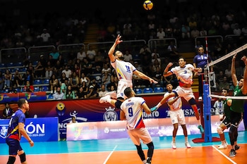 Willner Rivas representando a la selección de Venezuela en la Copa Panamericana de Vóley.