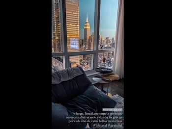 Desde su sofá puede contemplar