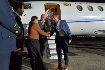 El presidente Rodrigo Paz, a su arribo a Lima, Perú, para participar en la toma de posesión de Keiko Fujimori.