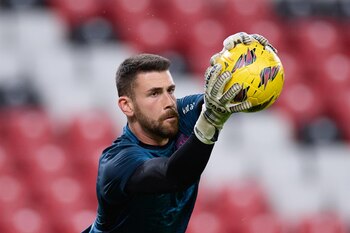 Unai Simón durante el calentamiento