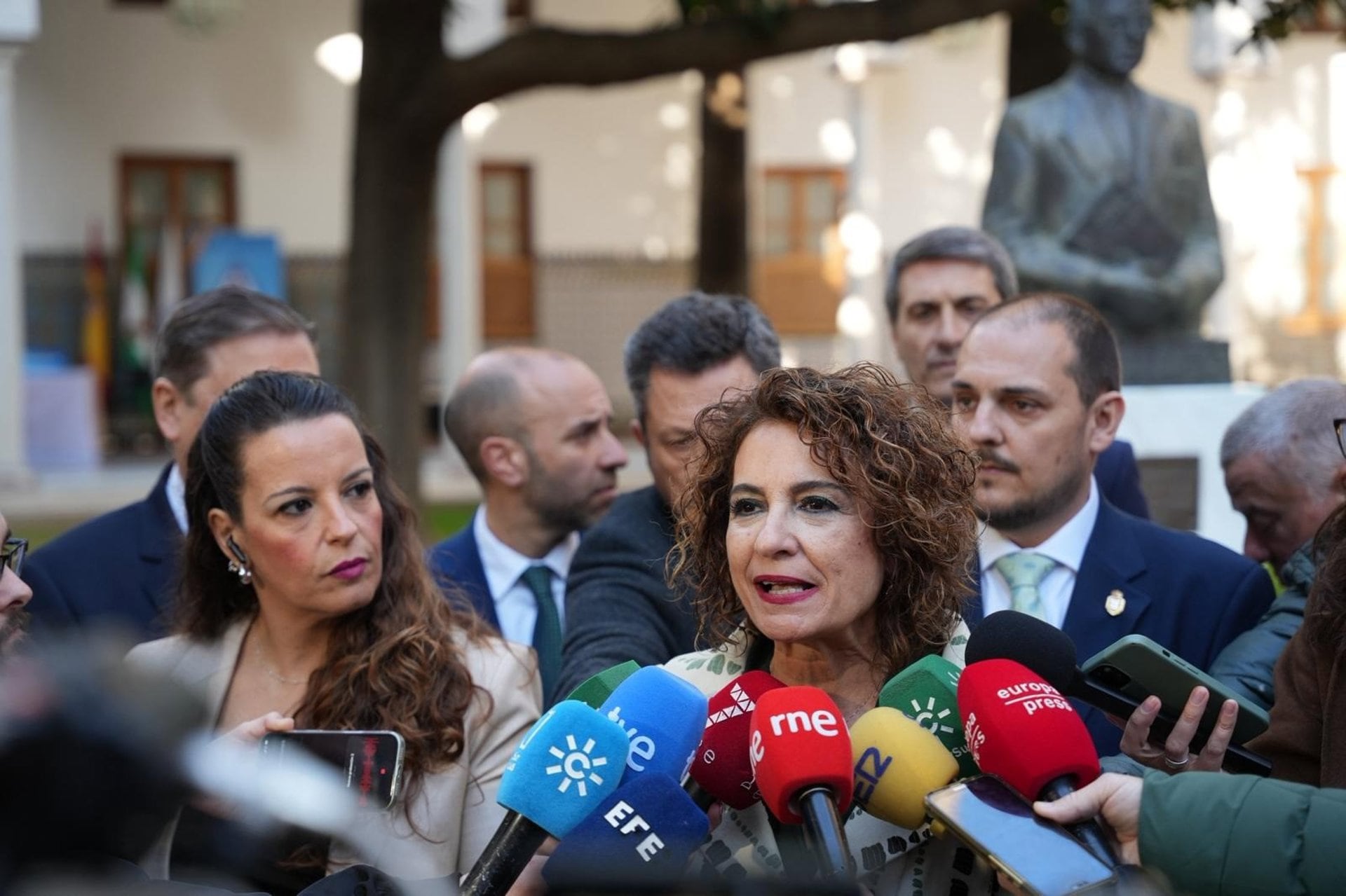 Montero minimiza las encuestas y augura que Andalucía «se levantará» contra Moreno para defender los servicios públicos