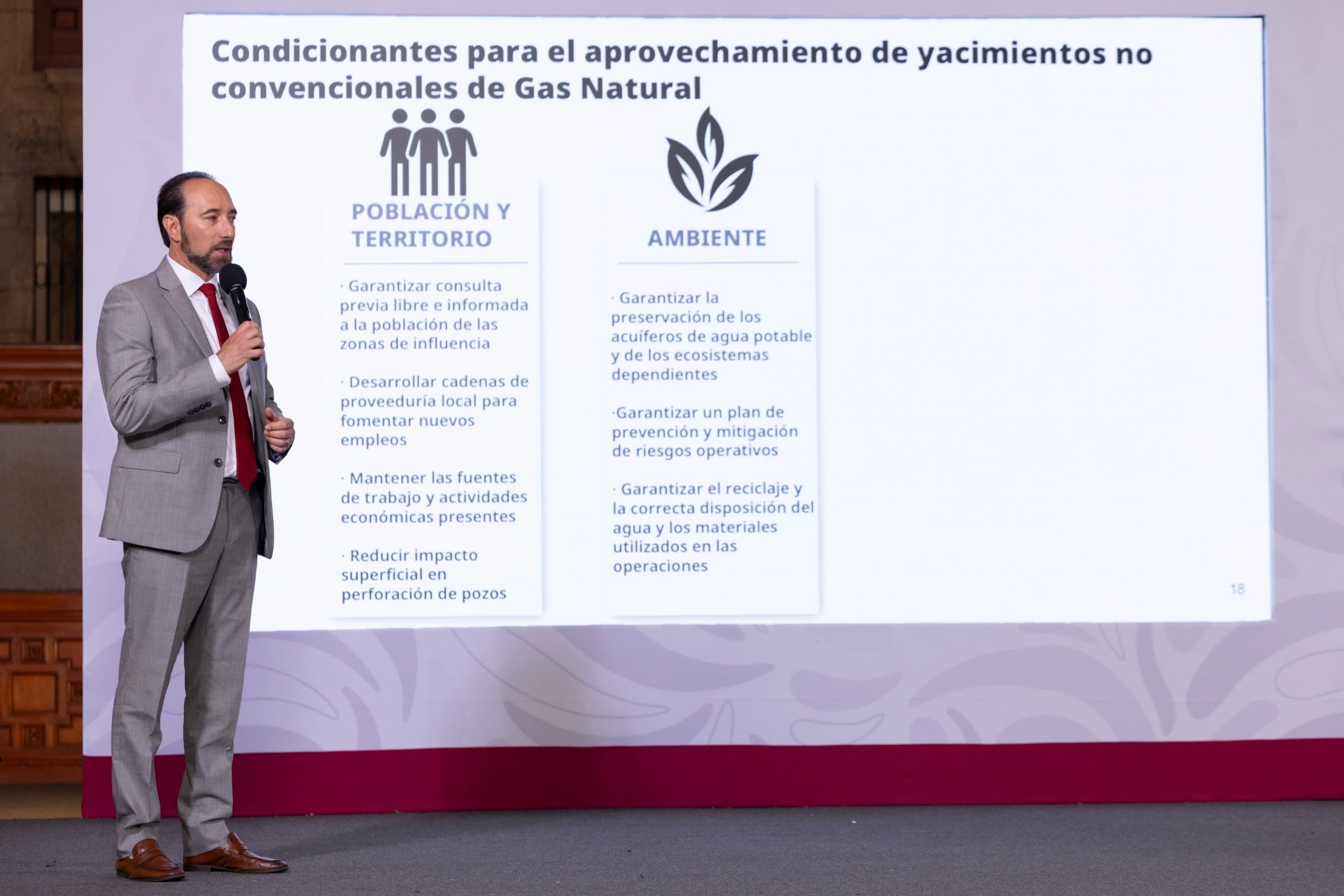 Especialistas exponen los resultados del informe sobre la viabilidad del fracking en México.