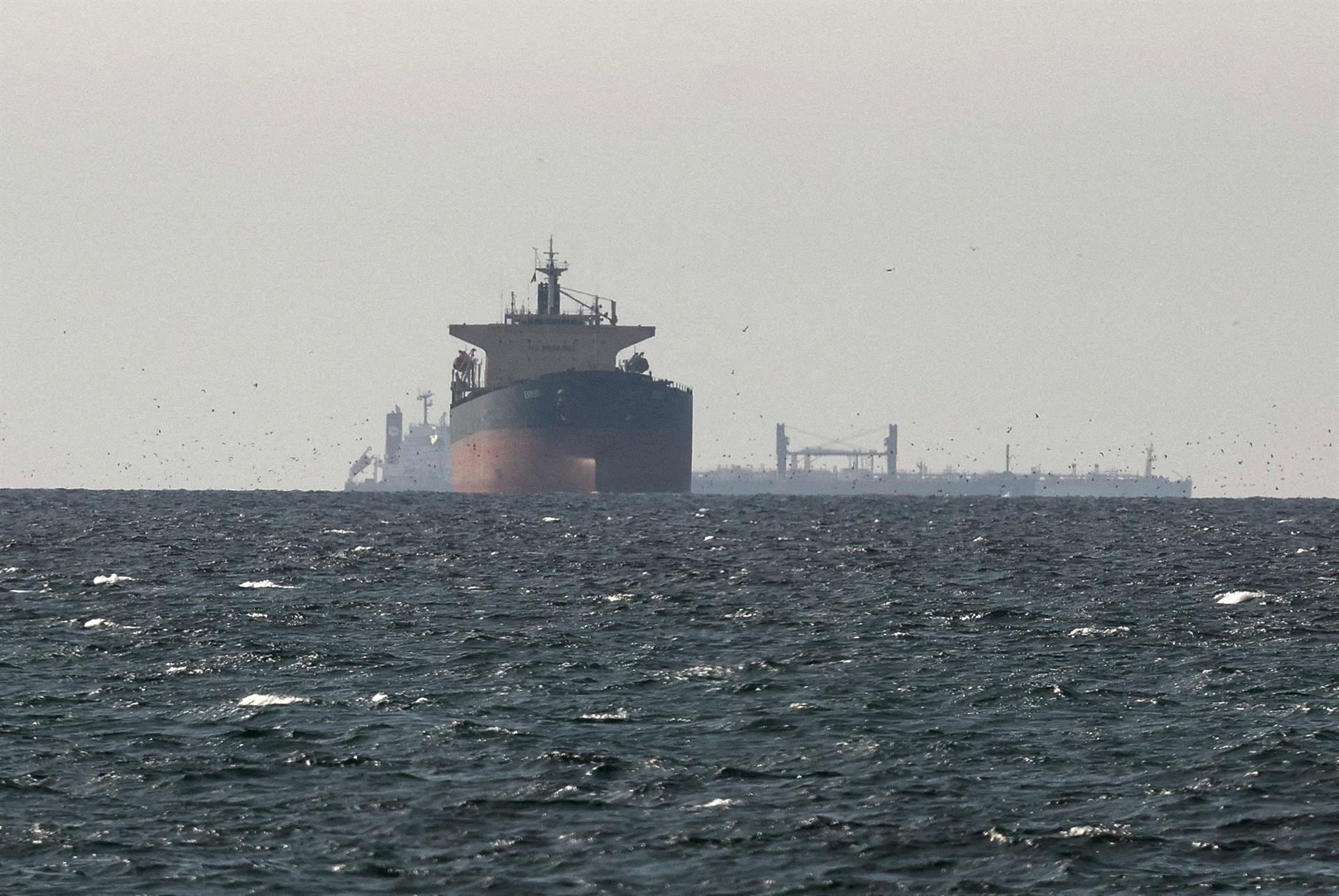 La suba responde al aumento de la incertidumbre sobre el suministro mundial de petróleo debido a la combinación de amenazas sobre el estrecho de Ormuz y el estrecho de Bab el-Mandeb, dos pasos estratégicos para el comercio energético internacional (REUTERS)
