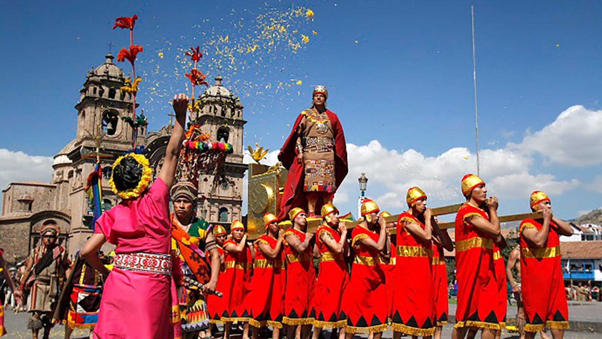 Miles de personas se reúnen en Sacsayhuamán cada 24 de junio para vivir el Inti Raymi. La fiesta del Sol une historia, ritual y turismo cultural en un solo evento. (Andina)