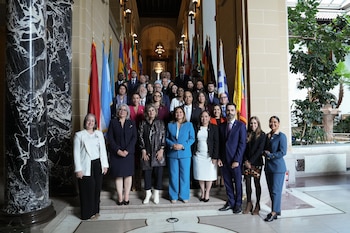 O Vice-Presidente da Guatemala e a SVET apresentam progressos jurídicos e jurídicos na prevenção e repressão do tráfico de pessoas durante o fórum internacional. (Cortesia: Vice-Presidente Karin Herrera)