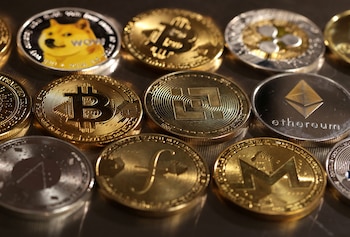 Representaciones de diversas criptomonedas. (REUTERS/Dado Ruvic/Illustration)