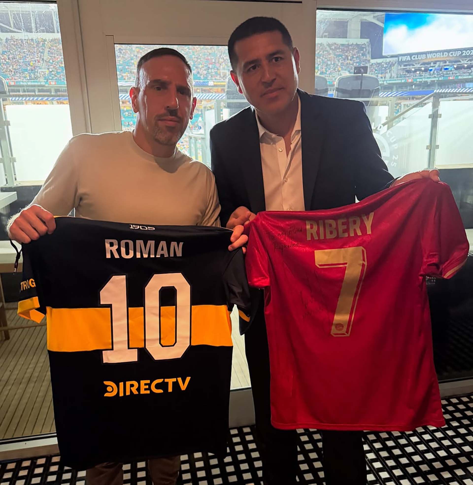 El intercambio de camisetas entre Riquelme y Ribéry (Crédito: Instagram @franckribery7)