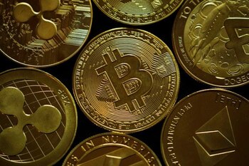 Representaciones físicas de varias criptomonedas.