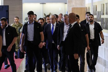 Foto de archivo: el primer ministro israelí, Benjamin Netanyahu, llega a la reunión de su facción del partido Likud en la Knesset, el parlamento israelí. (REUTERS/Ronen Zvulun)