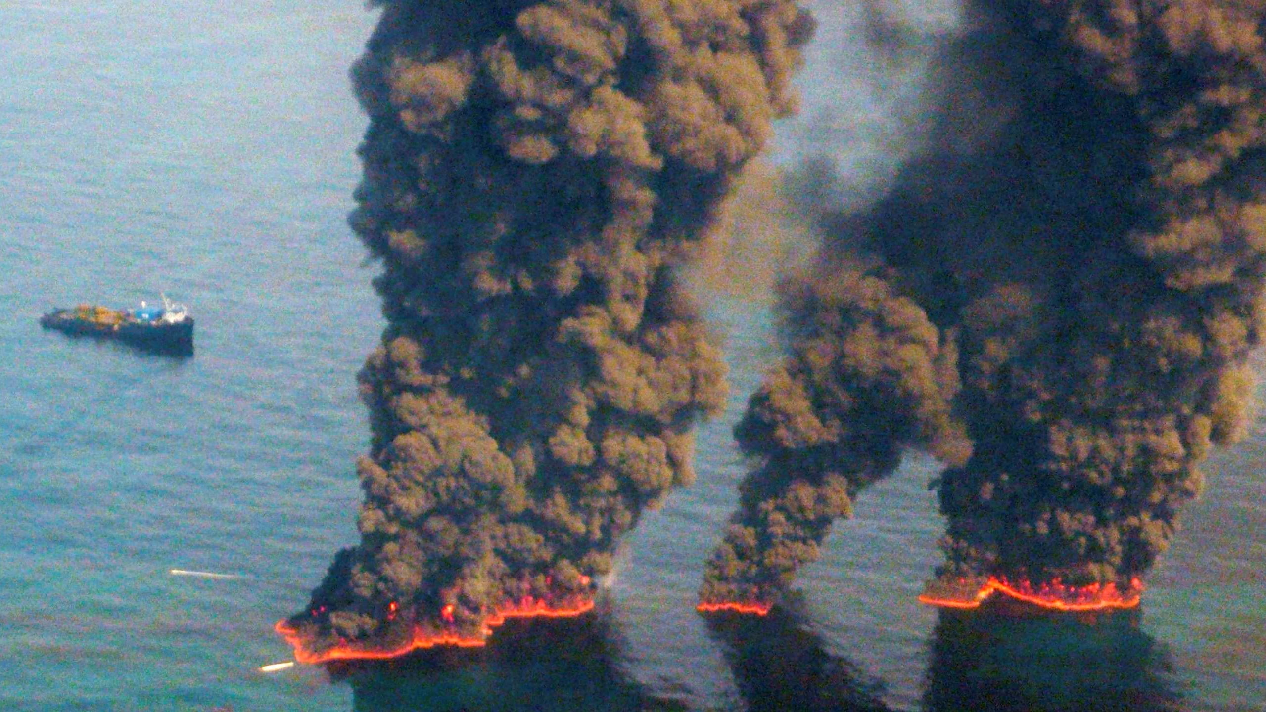Fotos aéreas en el inicio del desastre de la plataforma petrolera DeepWater Horizon, a 66 kilómetros de la costa. Sea Lion operará en un entorno marino mucho más desafiante