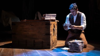 Nicolás Galindo encarna al actor que acompaña a Arthur Kipps en la reconstrucción de un episodio de su pasado