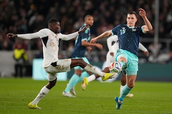 ARCHIVO - El ghanés Thomas Partey y el alemán Nico Schlotterbeck pugnan por el balón en un partido amistoso, el 30 de marzo de 2026, en Stuttgart, Alemania. (AP Foto/Matthias Schrader)