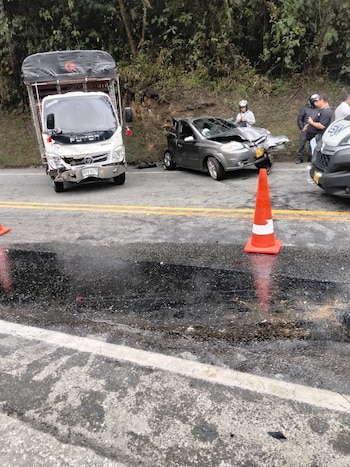 Los heridos viajaban como acompañantes en un automóvil y sufrieron fracturas y traumatismos de diversa consideración - crédito Denuncias Antioquia