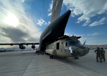 Un CH-47 Chinook es cargado