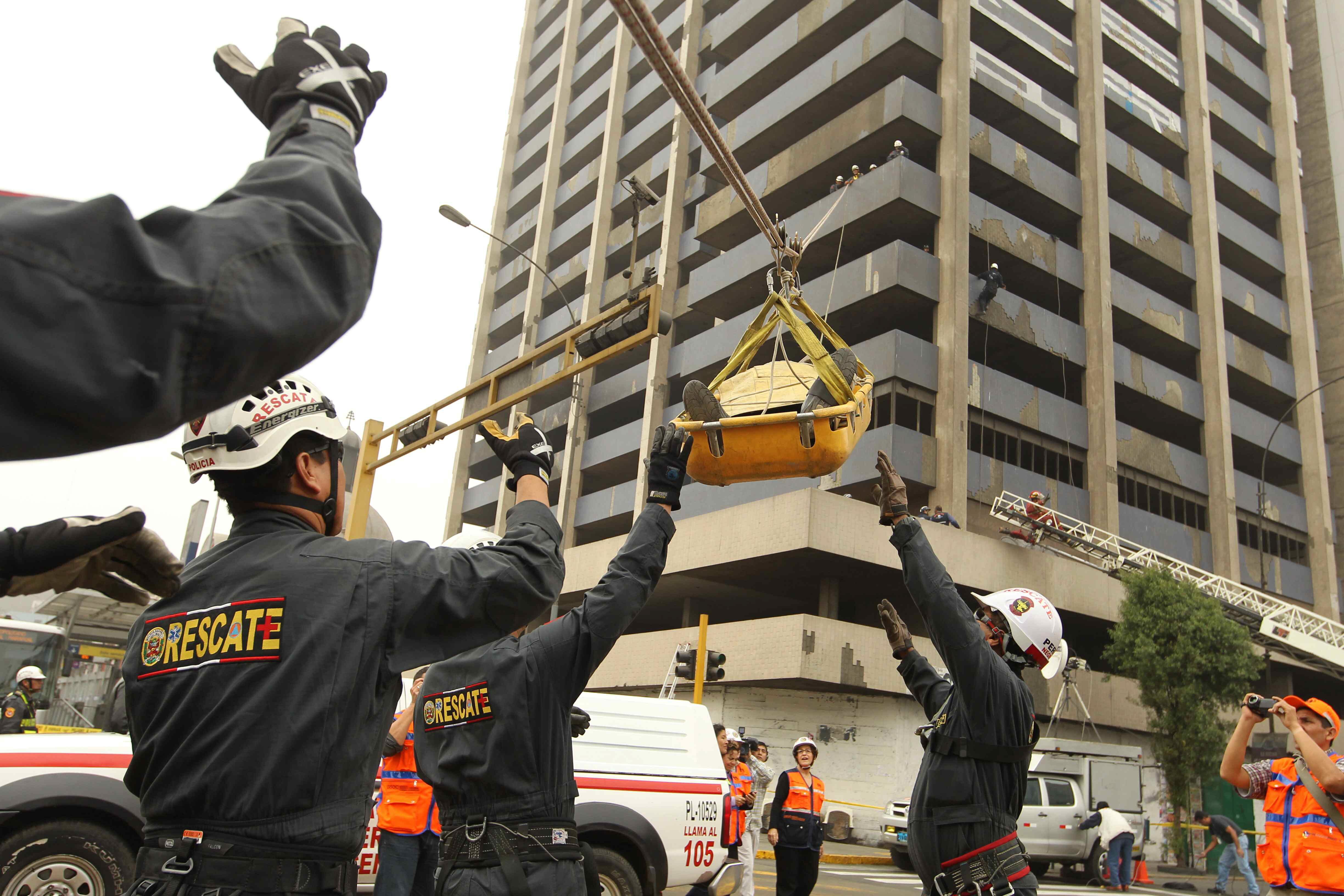 Fotografía de archivo en donde se ven unidades de rescate mintras participan en un simulacio nacional de sismo en Lima (Perú). EFE/Paolo Aguilar 