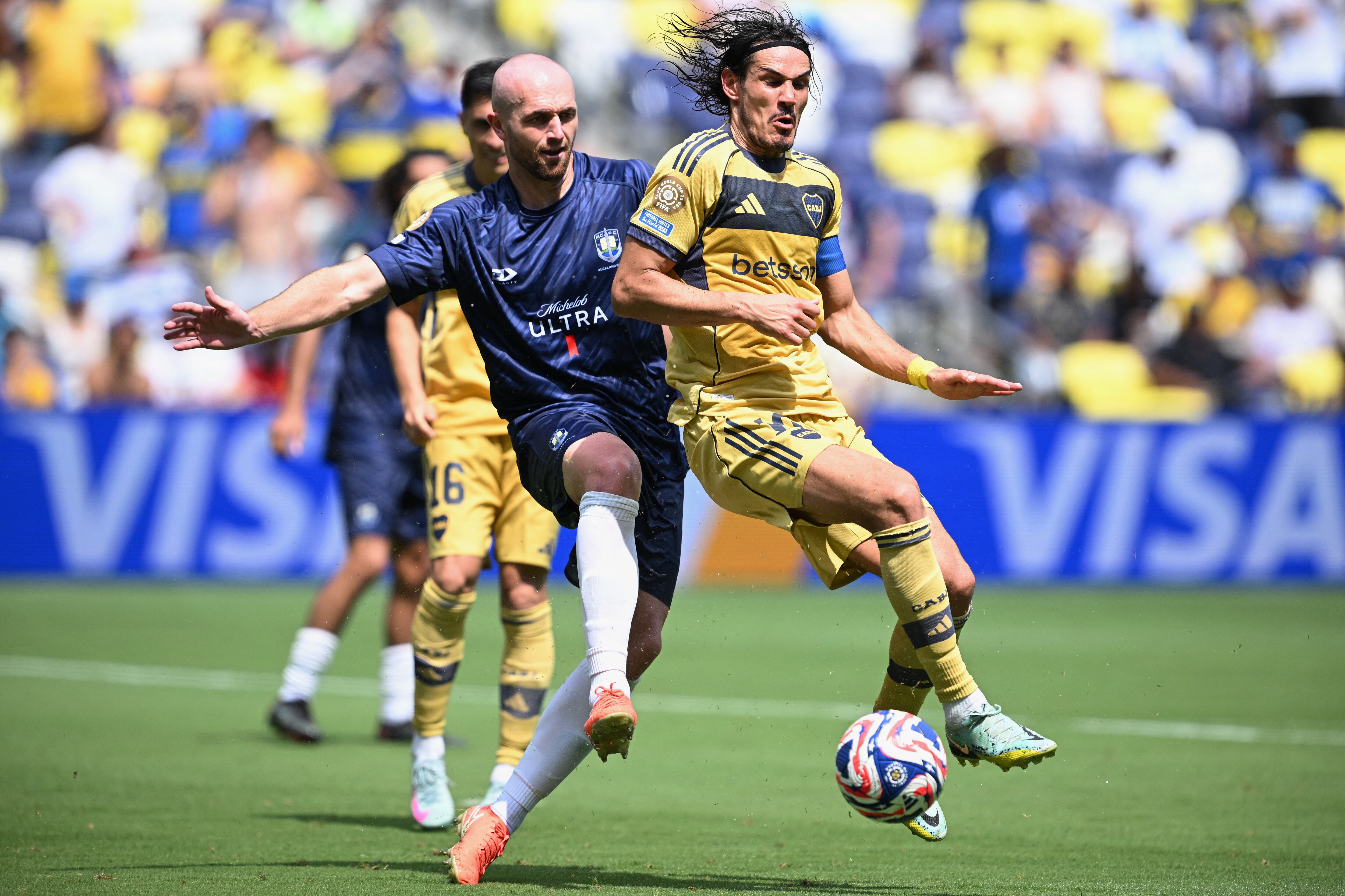 Christian Gray busca quitársela a Edinson Cavani