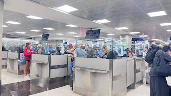 Mientras Migración atribuyó el problema a la desconexión judicial, esa entidad dijo que sus servidores estaban normales y el cruce de versiones coincidió con retrasos, filas y una salida cancelada.