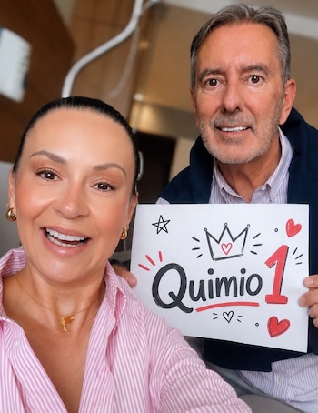Un carrusel de imágenes mostró a Claudia recibiendo la quimioterapia y sosteniendo un cartel que marca el inicio de esta nueva etapa, acompañada por su esposo - crédito @clauserratomanager/ Instagram