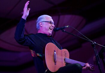 En la imagen, el cantante