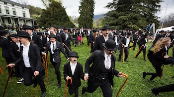 Charlie Chaplin renació por un día con cientos de imitadores en su antigua casa de Suiza