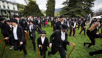 Cientos de imitadores de Charlie Chaplin se reúnen en Suiza