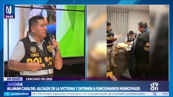 Pantalla dividida: a la izquierda, un oficial de policía en chaleco habla a un micrófono; a la derecha, varios agentes policiales en una oficina examinan documentos
