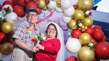 Una sonriente pareja de adultos