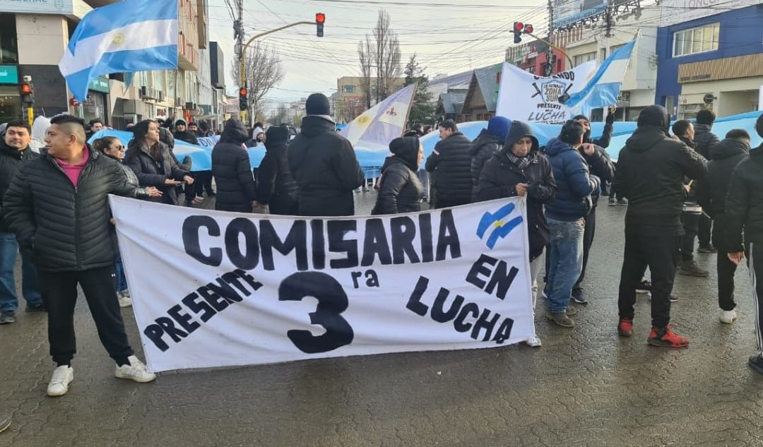 El acampe de efectivos frente a la Casa de Gobierno en Río Gallegos se convirtió en el eje del conflicto policial en Santa Cruz.