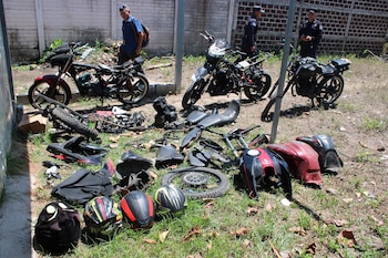 La intervención policial recuperó piezas de motocicletas robadas y marihuana durante el operativo realizado en Palmira, con apoyo de Inteligencia Policial. (Foto: PNC)