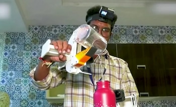 India: se graban mientras limpian, cocinan y doblan ropa para enseñarles a los robots cómo hacerlo (Captura de video)