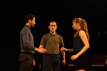 Los bailarines se entrelazan y