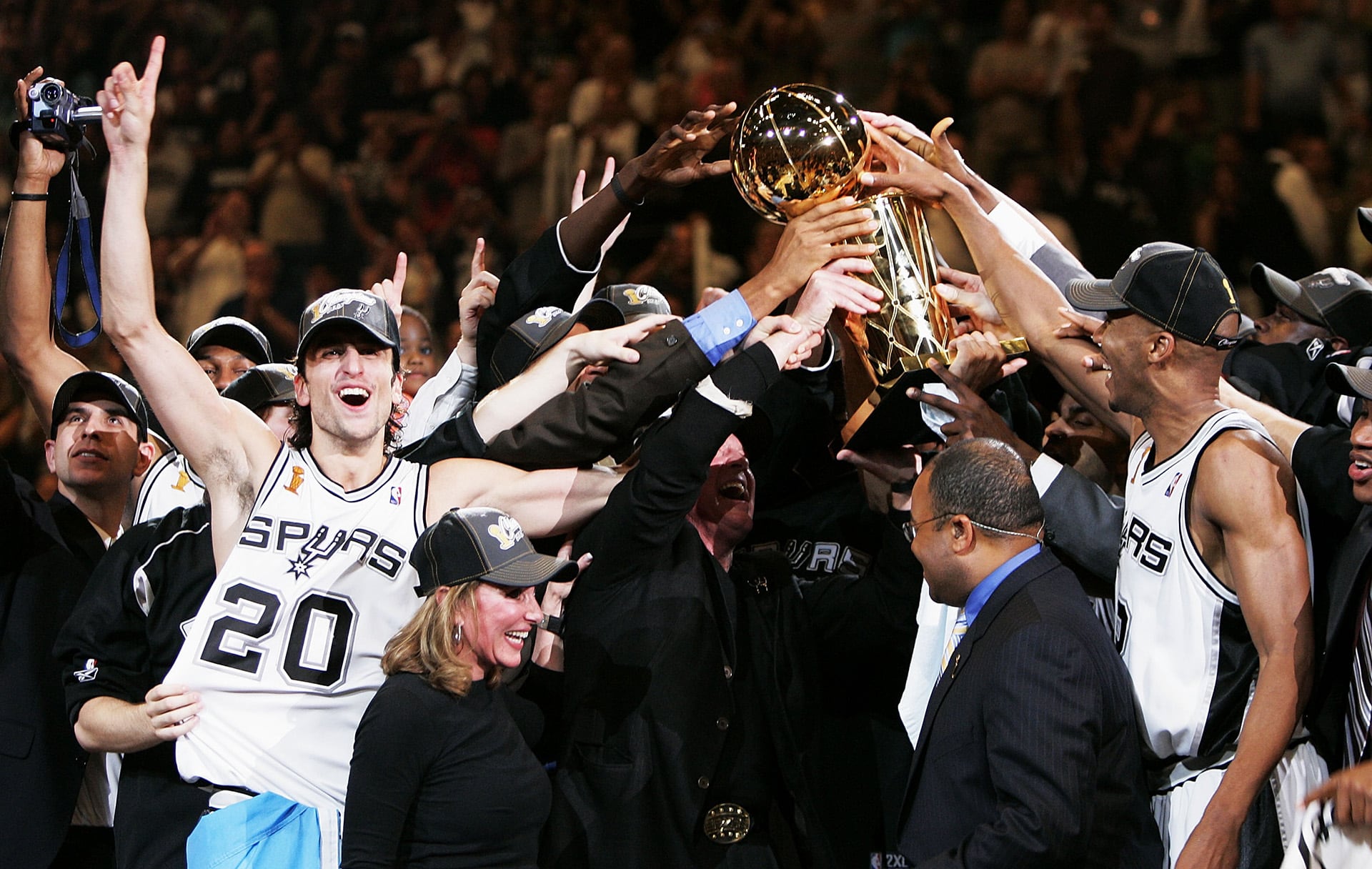 Manu Ginóbili (#20) y su equipo San Antonio Spurs celebran con el Trofeo Larry O'Brien después de derrotar a los Detroit Pistons en el séptimo juego de las Finales de la NBA de 2005 en el SBC Center el 23 de junio de 2005 en San Antonio, Texas. Los Spurs derrotaron a los Pistons 81-74 para ganar el campeonato de la NBA (Foto de Brian Bahr/Getty Images)