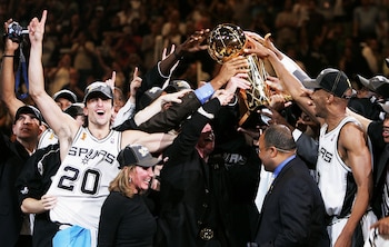 Manu Ginóbili (#20) y su